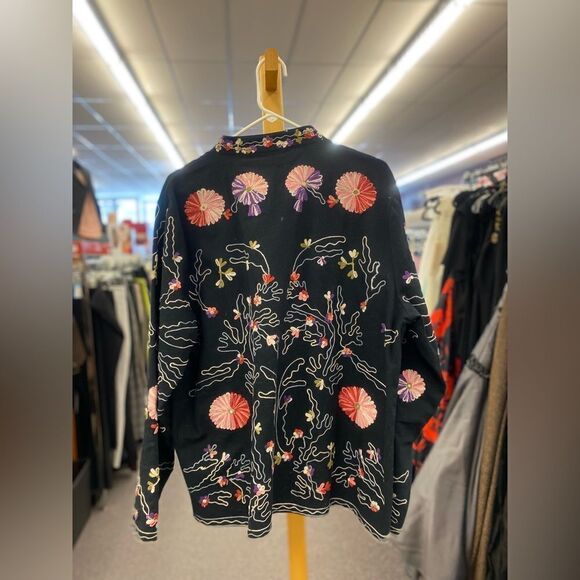 Hem & Thread Ladies Med Black Floral Blouse - Picture 3 of 3